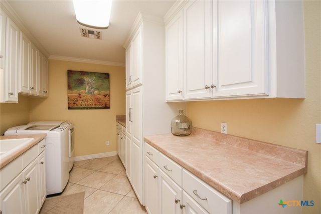 2101 Meadow Lane, El Campo, TX 77437