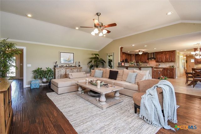 2101 Meadow Lane, El Campo, TX 77437