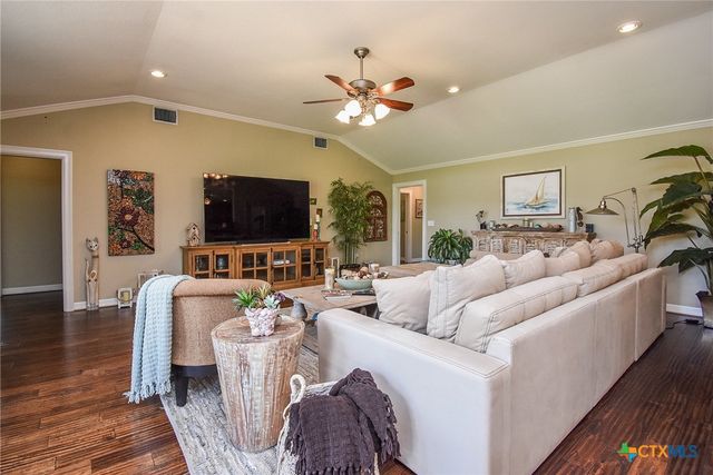 2101 Meadow Lane, El Campo, TX 77437