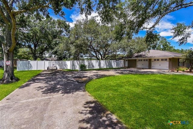 2101 Meadow Lane, El Campo, TX 77437