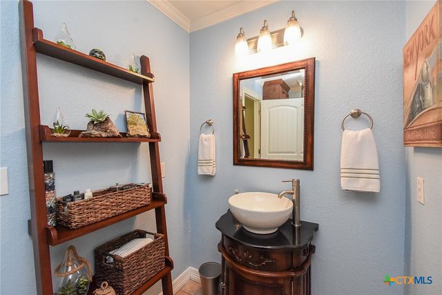 2101 Meadow Lane, El Campo, TX 77437