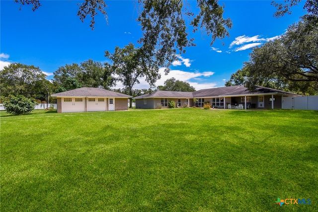 2101 Meadow Lane, El Campo, TX 77437