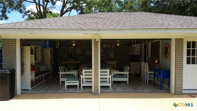 2101 Meadow Lane, El Campo, TX 77437