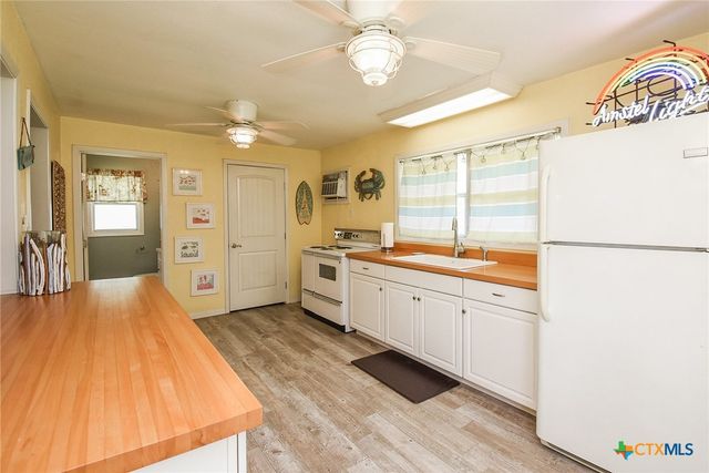 2101 Meadow Lane, El Campo, TX 77437