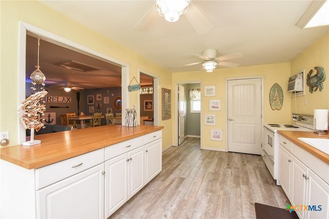 2101 Meadow Lane, El Campo, TX 77437