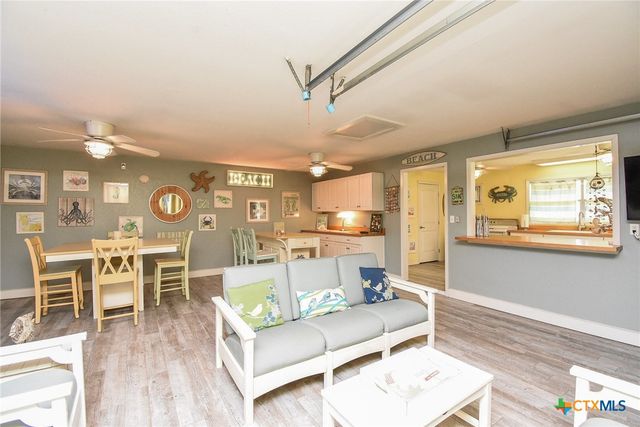 2101 Meadow Lane, El Campo, TX 77437