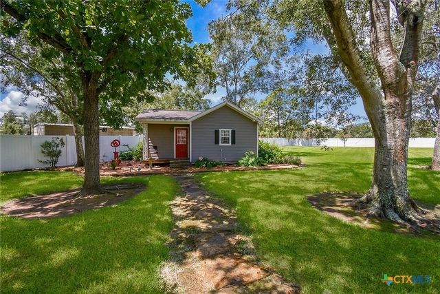 2101 Meadow Lane, El Campo, TX 77437