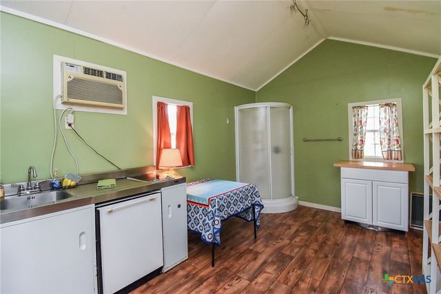 2101 Meadow Lane, El Campo, TX 77437