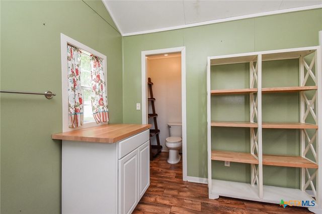 2101 Meadow Lane, El Campo, TX 77437