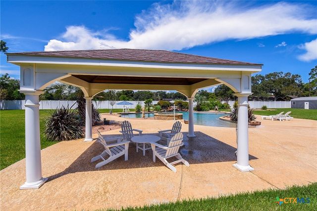 2101 Meadow Lane, El Campo, TX 77437