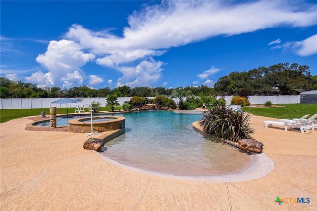 2101 Meadow Lane, El Campo, TX 77437