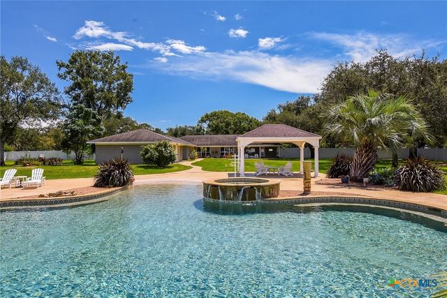 2101 Meadow Lane, El Campo, TX 77437