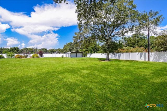 2101 Meadow Lane, El Campo, TX 77437