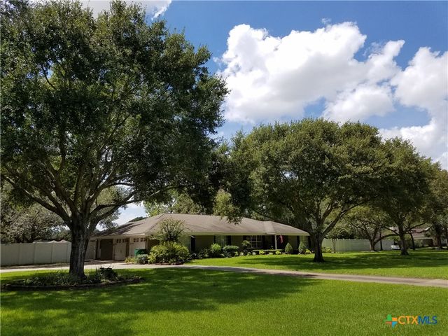 2101 Meadow Lane, El Campo, TX 77437