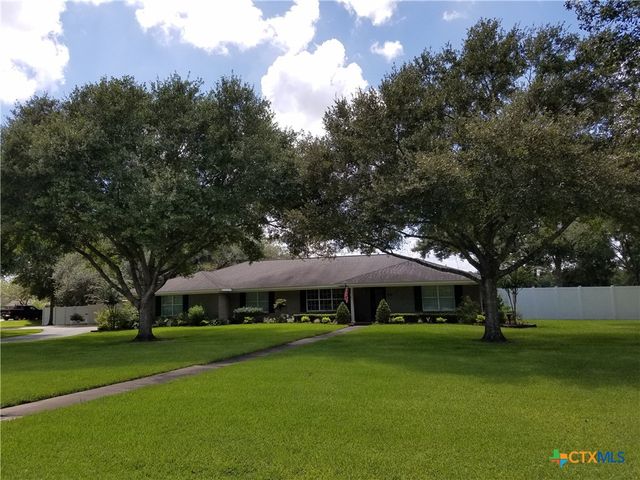 2101 Meadow Lane, El Campo, TX 77437