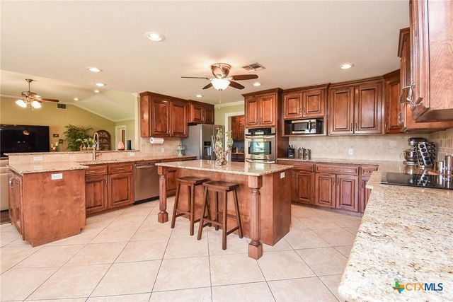 2101 Meadow Lane, El Campo, TX 77437