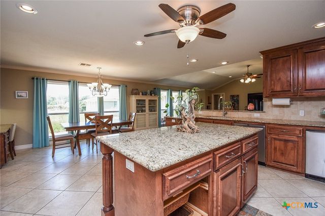 2101 Meadow Lane, El Campo, TX 77437