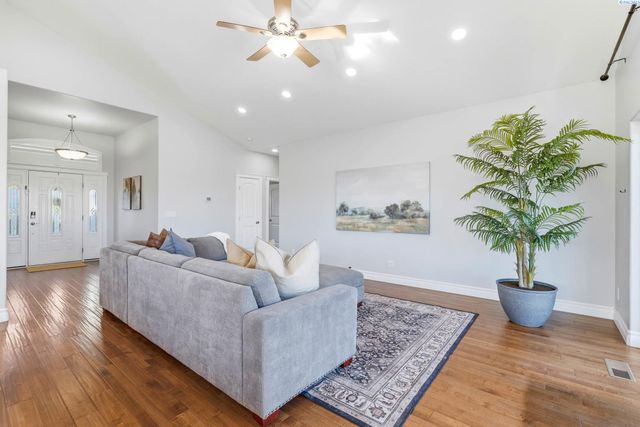 1882 Nova Ln, Richland, WA 99352