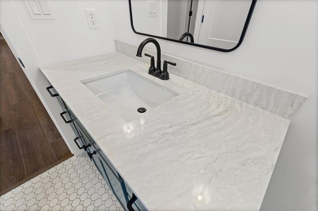 210 HELLWIG LN, Columbia, MO 65203