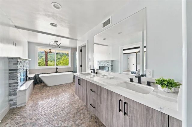 6002 Graciosa, Los Angeles, CA 90068