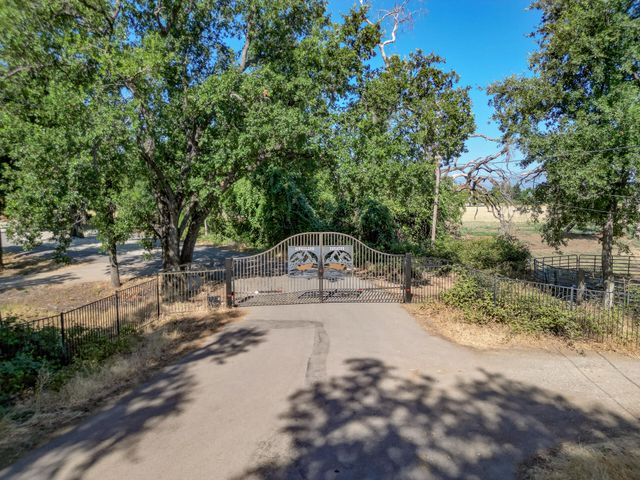 19301 Clover Road, Redding, CA 96001