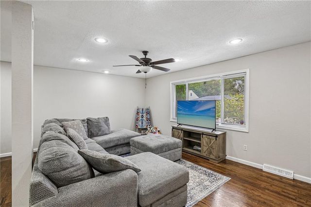 5104 N Smalley Avenue, Kansas City, MO 64119