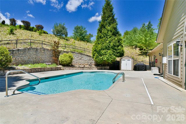11 Outlook Circle, Swannanoa, NC 28778