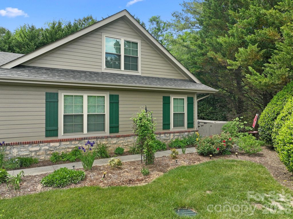 11 Outlook Circle, Swannanoa, NC 28778