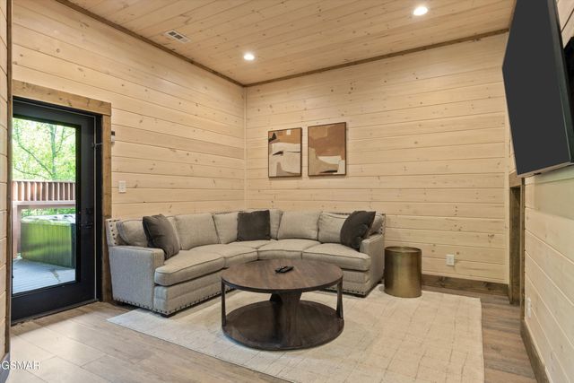 906 Saddle Creek Way, Sevierville, TN 37862