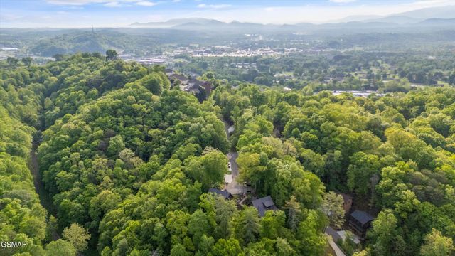 906 Saddle Creek Way, Sevierville, TN 37862