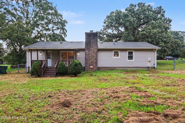 105 Lake Hurst Drive, Dudley, NC 28333