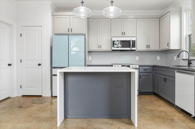 114 SHADY BLUFF DR, Wimberley, TX 78676