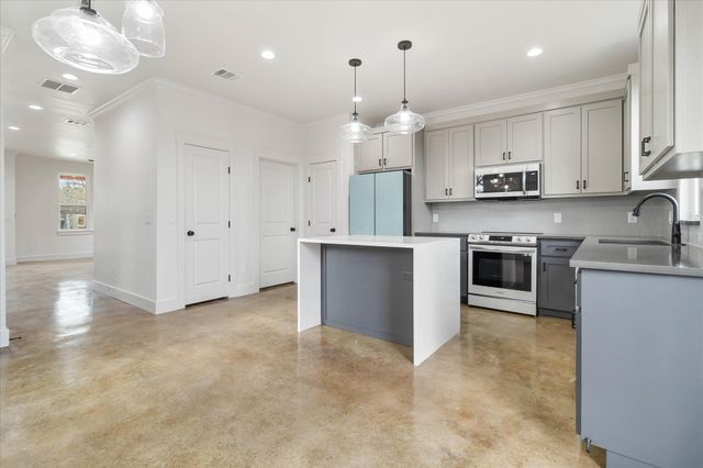 114 SHADY BLUFF DR, Wimberley, TX 78676