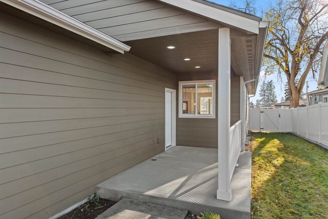 527 E Queen Ave, Spokane, WA 99207