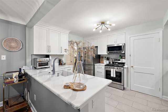 10024 Kingston Avenue, Huntington Woods, MI 48070