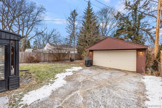 10024 Kingston Avenue, Huntington Woods, MI 48070