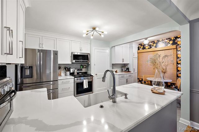 10024 Kingston Avenue, Huntington Woods, MI 48070