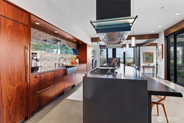 919 6th Street W, Kirkland, WA 98033