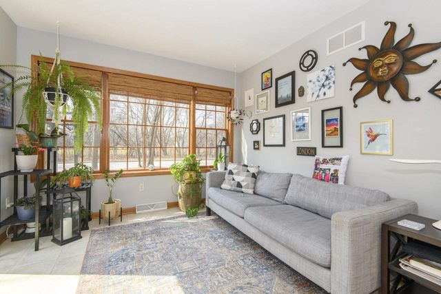 4195 W Squire AVENUE, Greenfield, WI 53221