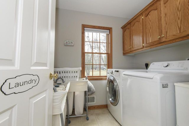 4195 W Squire AVENUE, Greenfield, WI 53221