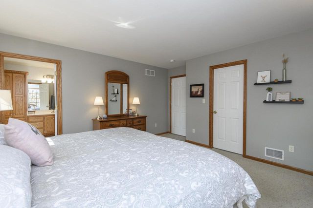 4195 W Squire AVENUE, Greenfield, WI 53221