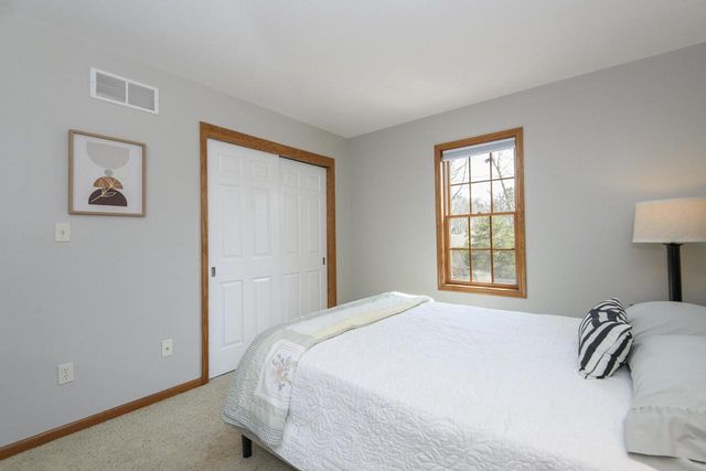 4195 W Squire AVENUE, Greenfield, WI 53221