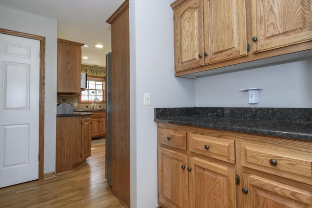 4195 W Squire AVENUE, Greenfield, WI 53221