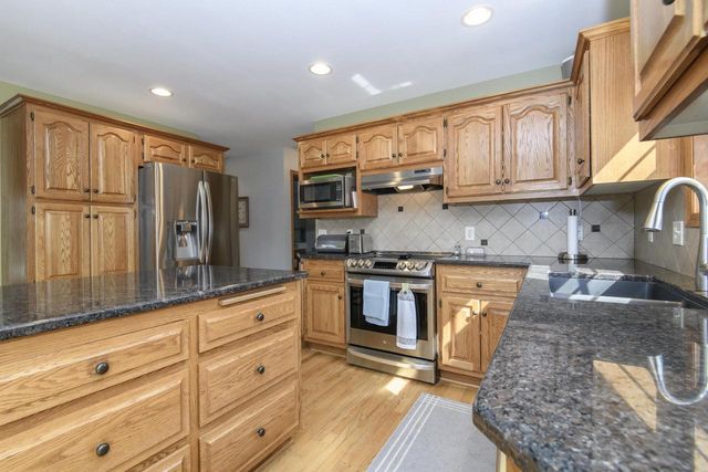 4195 W Squire AVENUE, Greenfield, WI 53221