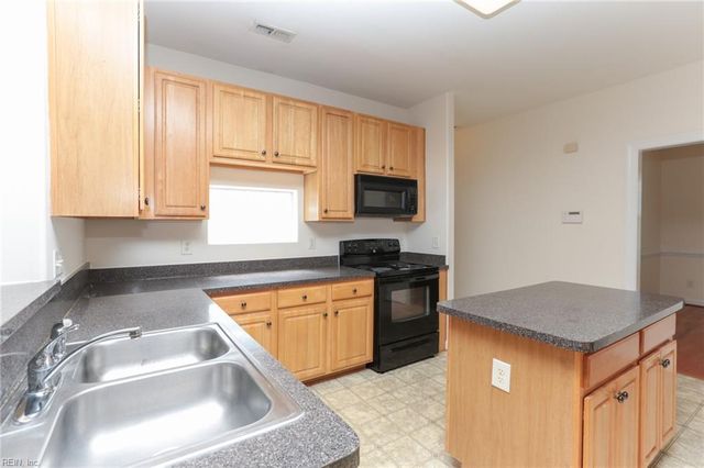 13158 Lake Pointe DR, Carrollton, VA 23314