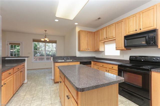 13158 Lake Pointe DR, Carrollton, VA 23314