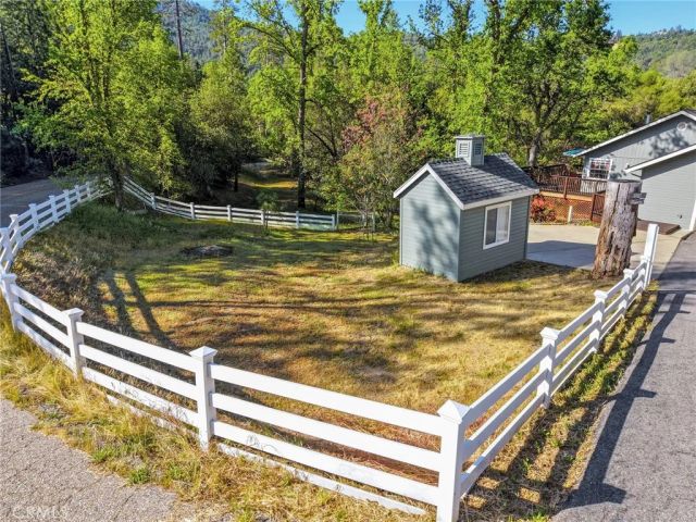 37927 China Creek, Oakhurst, CA 93644