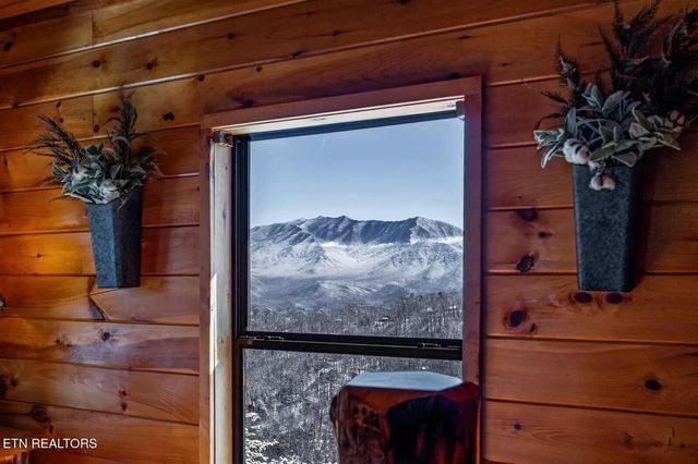 1215 Ski View Drive, Gatlinburg, TN 37738