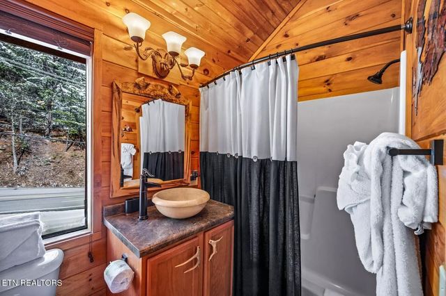 1215 Ski View Drive, Gatlinburg, TN 37738