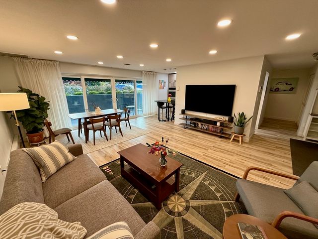 1206 Greendale Ave 201, Needham, MA 02492